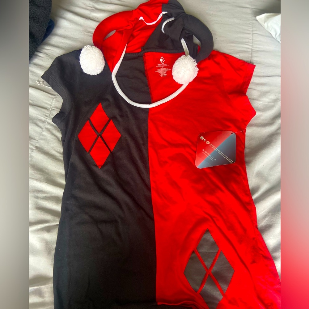 New with Tag Harley Quinn plus size 2xl top with hood